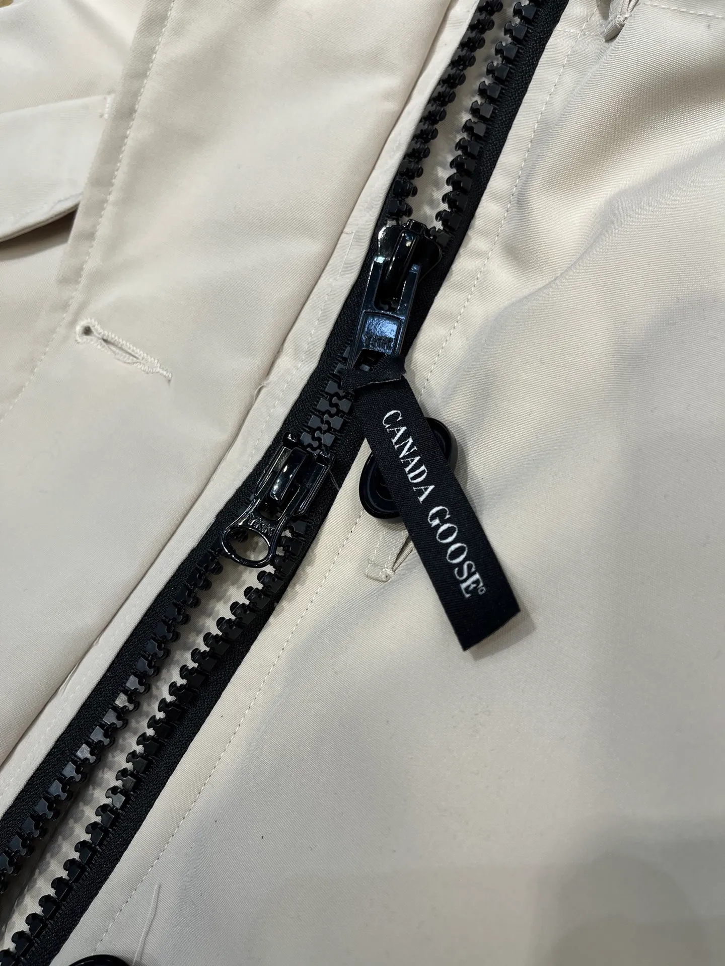 P860 Canada goose/Canada Goose 05 model 2580LA CANADA GOOSE/Canada Goose Rossclair parka women's down jacket, authentic original clothing molding, all accessories are custom-made from the original factory. This model is very unique. The zipper at the back can be opened to change into a dovetail style, with diagonal pockets and a layer of hidden pockets underneath. The official website has become a popular model. The softness and hardness of the fabric are compared with the genuine ones. It can be restored by kneading at will (fabric misunderstanding: fabrics with high hardness are not waterproof. Only those who buy the latest genuine version this year will notice the softness and comfort of the fabrics). The down is synchronized with the genuine white duck down. It is fluffy and not lumpy. The electronically controlled down charging machine is used to fill the zippers with customized genuine YKK zippers. High hardness and no lag. The fur collar is purchased from the same manufacturer as Wolf Hair. (Cooperative factory 2019 Canadian wolf skin auction and Big Goose official auction of wolf skin fur collars on the same site) All workmanship and wiring are controlled by workers with more than ten years of service. They must be horizontal and vertical, and are not crooked. The density of the inner wiring is more exquisite. Compare at will. Big goose label, collar label, washed label, hang tag, zipper rope, pocket label, back label, collar velvet, Velcro fasteners, all details of the cuffs are updated simultaneously with the original product, the best version, and the most complete color matching. The fighter in World 05 battles various world goods. Size: XS-XL